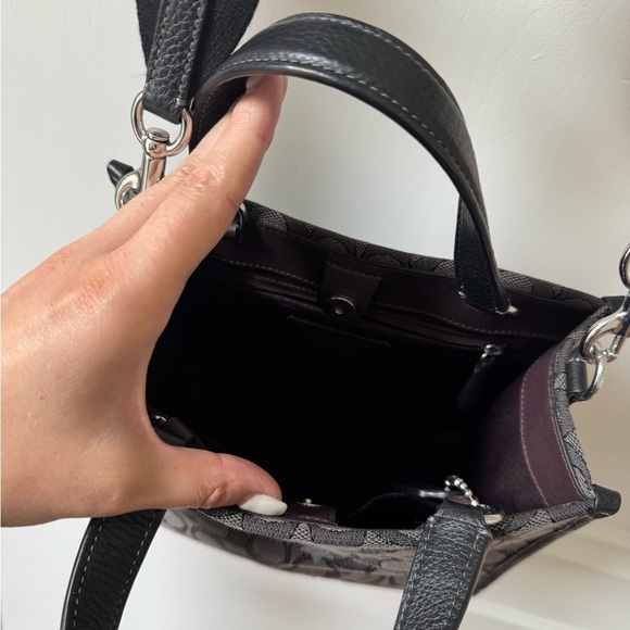 Coach Dempsey Tote 22 In Signature Jacquard With Star Embroidery - Like New - Picture 6 of 16